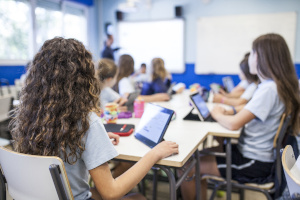 Schulunterricht Maedchen mit Tablet