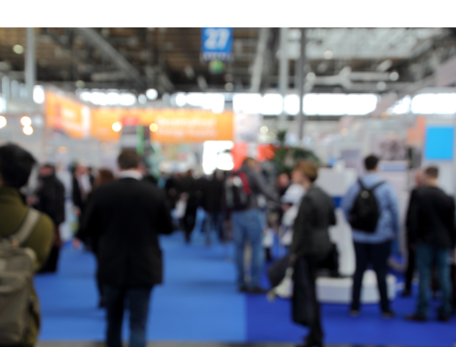 Messe Besucher laufen durch eine Halle