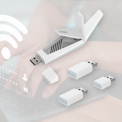 Vier WLAN-USB-Adapter von D-Link der A-Serie. Im Hintergrund ein Bildausschnitt (eine Person arbeitet an einem Notebook).