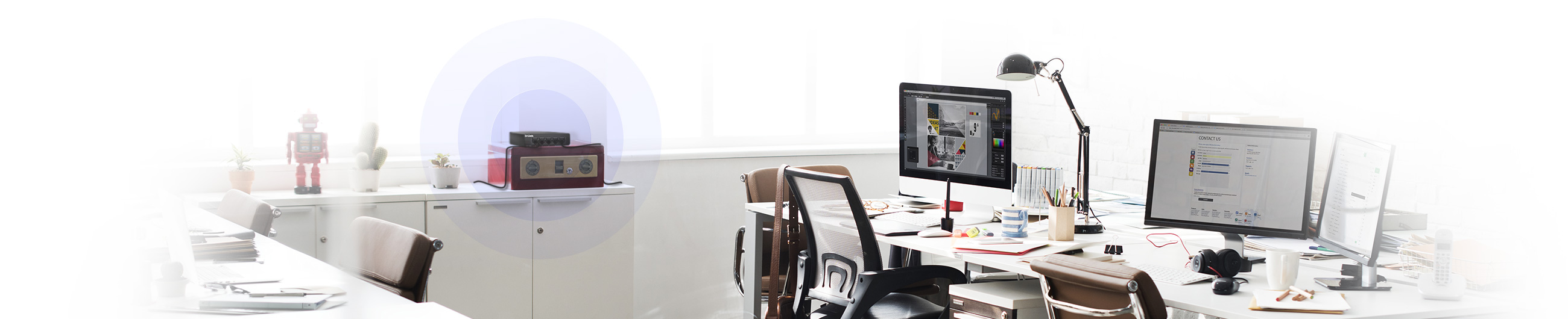 สํานักงานพร้อมสวิตช์เดสก์ท็อปที่ไม่มีการจัดการ DGS-105GL 5-Port Gigabit Unmanaged บนโต๊ะใกล้เคียงที่ล้อมรอบด้วยคอมพิวเตอร์