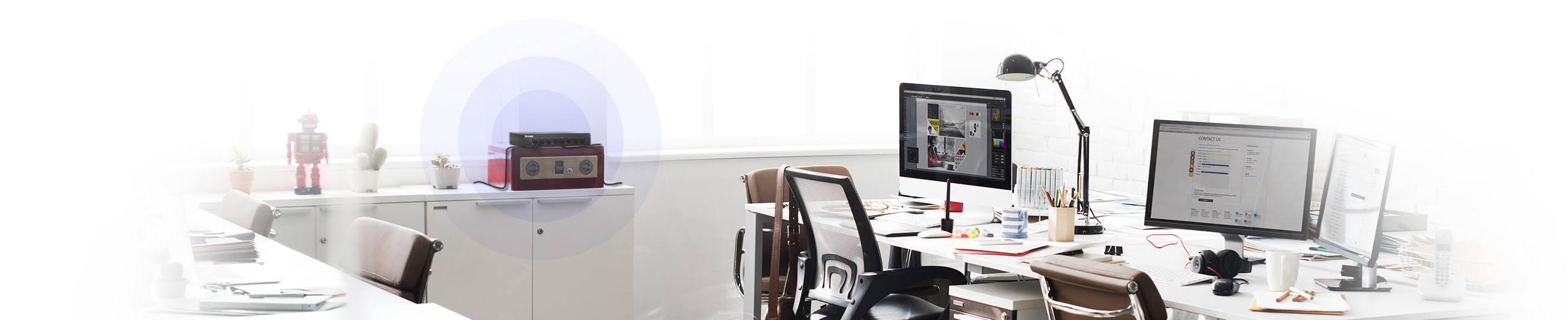 Office พร้อม DGS-108GL 8-Port Gigabit Unmanaged Desktop Switch บนโต๊ะใกล้เคียงที่ล้อมรอบด้วยคอมพิวเตอร์